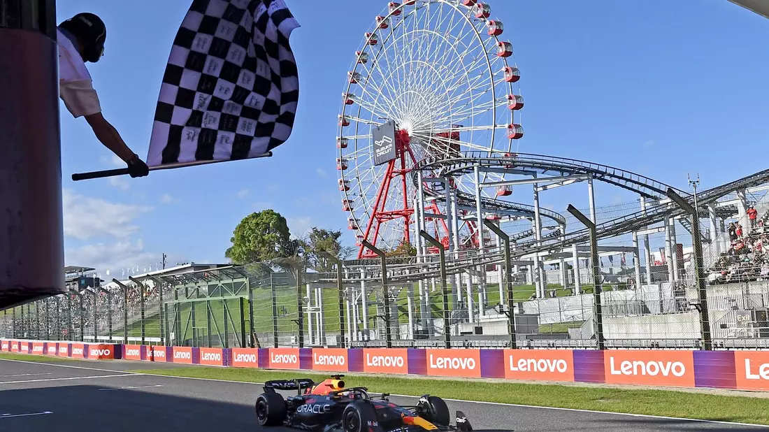 Max Verstappen überquert in Suzuka die Ziellinie und gewinnt den Großen Preis von Japan. - Bild: Toshifumi Kitamura/Pool AFP/AP