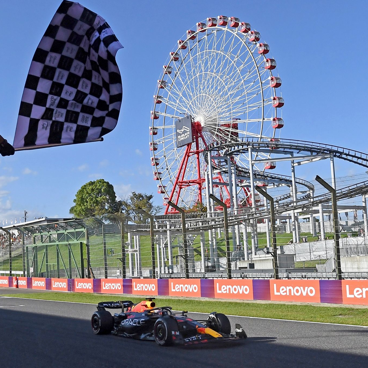 Max Verstappen überquert in Suzuka die Ziellinie und gewinnt den Großen Preis von Japan. - Foto: Toshifumi Kitamura/Pool AFP/AP