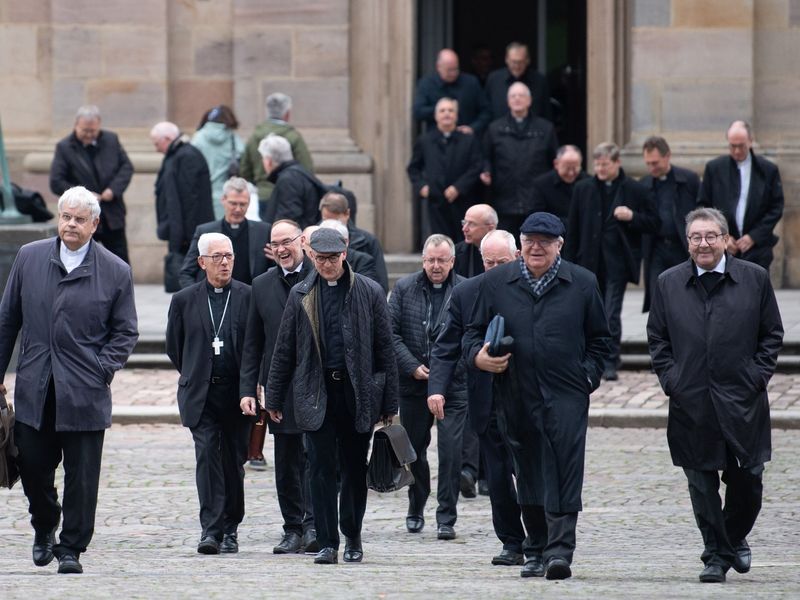 Bischöfe bei der Herbstvollversammlung der Deutschen Bischofskonferenz 2022 in Fulda: Dieses Mal kommen sie in Wiesbaden zusammen. - Foto: Sebastian Gollnow/dpa