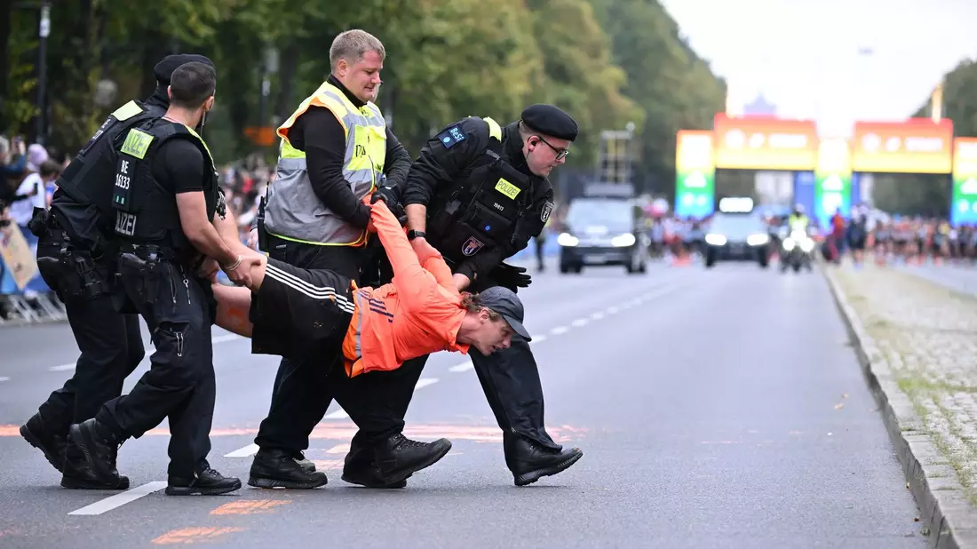Aktivisten haben Farbe auf die Straße gekippt. - Bild: Sebastian Christoph Gollnow/dpa