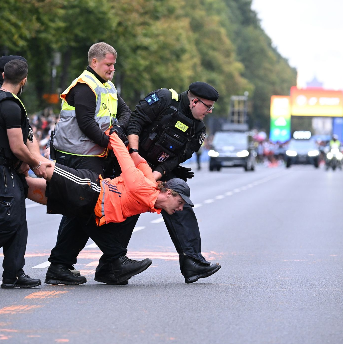 Aktivisten haben Farbe auf die Straße gekippt. - Foto: Sebastian Christoph Gollnow/dpa