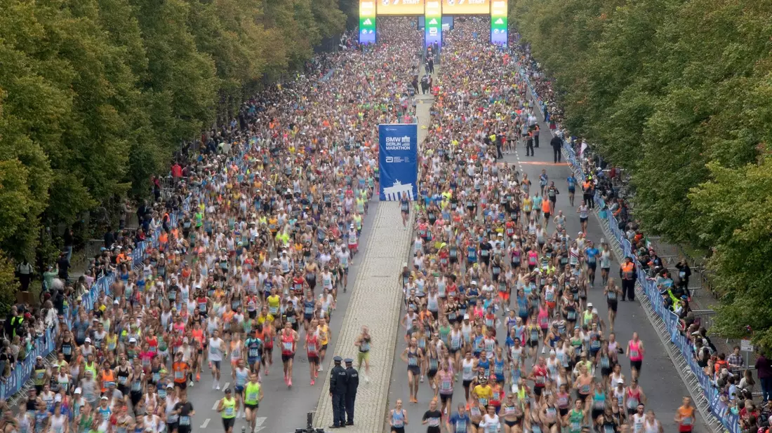 Über 48.000 Läufer sind beim Berlin-Marathon am Start. - Bild: Paul Zinken/dpa