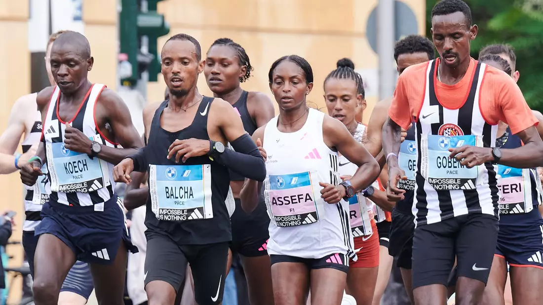 Tigst Assefa (M) lief den Berlin-Marathon 2:11:53 Stunden. - Bild: Annette Riedl/dpa