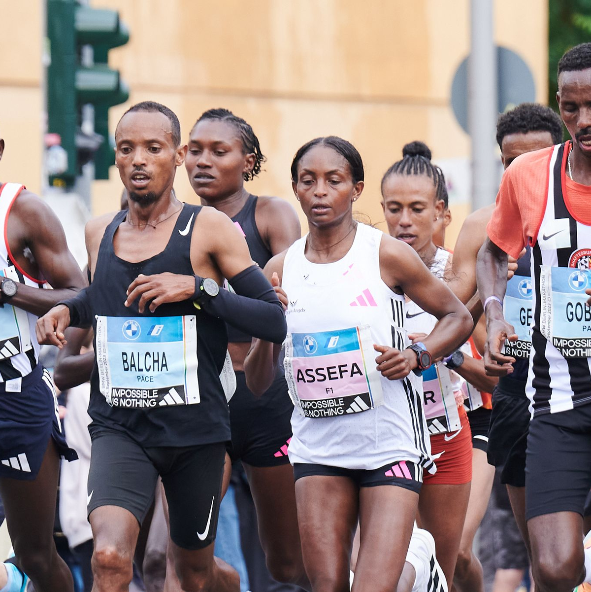 Tigst Assefa (M) lief den Berlin-Marathon 2:11:53 Stunden. - Foto: Annette Riedl/dpa