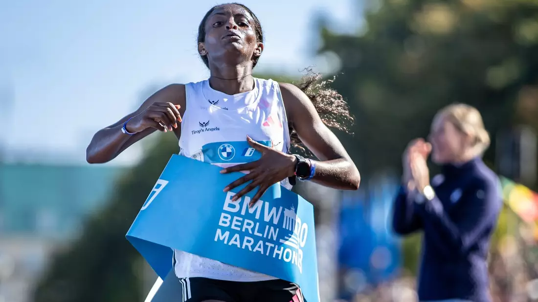 Tigst Assefa lief beim Berlin-Marathon in 2:11:53 Stunden ins Ziel und stellt damit einen Weltrekord auf. - Bild: Andreas Gora/dpa