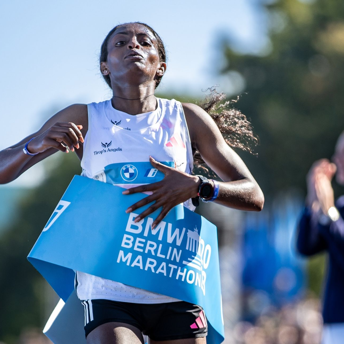 Tigst Assefa lief beim Berlin-Marathon in 2:11:53 Stunden ins Ziel und stellt damit einen Weltrekord auf. - Foto: Andreas Gora/dpa