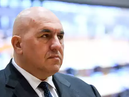 Verteidigungsminister Guido Crosetto macht seinem Ärger Luft. - Foto: -/EU Council/dpa