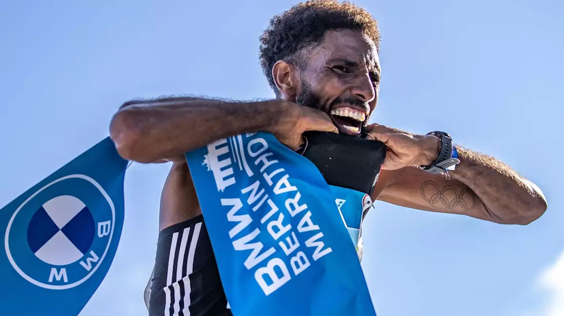 Amanal Petros verbesserte den deutschen Marathon-Rekord auf 2:04:58 Stunden. - Bild: Andreas Gora/dpa