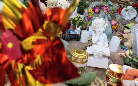 Neben einem Fußballfeld an einem See in Pragsdorf, dem möglichen Tatort, sind Kerzen, Plüschtiere und Fotos abgelegt. - Foto: Stefan Sauer/dpa