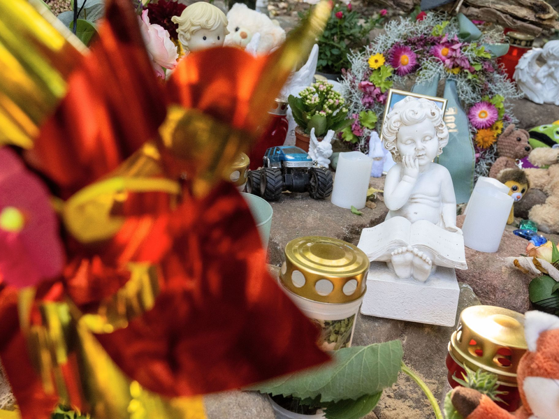 Neben einem Fußballfeld an einem See in Pragsdorf, dem möglichen Tatort, sind Kerzen, Plüschtiere und Fotos abgelegt. - Foto: Stefan Sauer/dpa