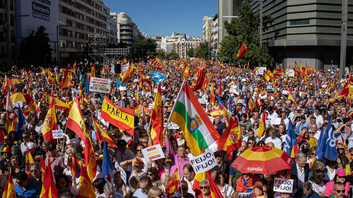 Tausende Anhänger der konservativen Volkspartei (PP) haben in Spanien gegen eine mögliche Amnestie für katalanische Separatisten protestiert. - Foto: Alejandro Martínez Vélez/EUROPA PRESS/dpa