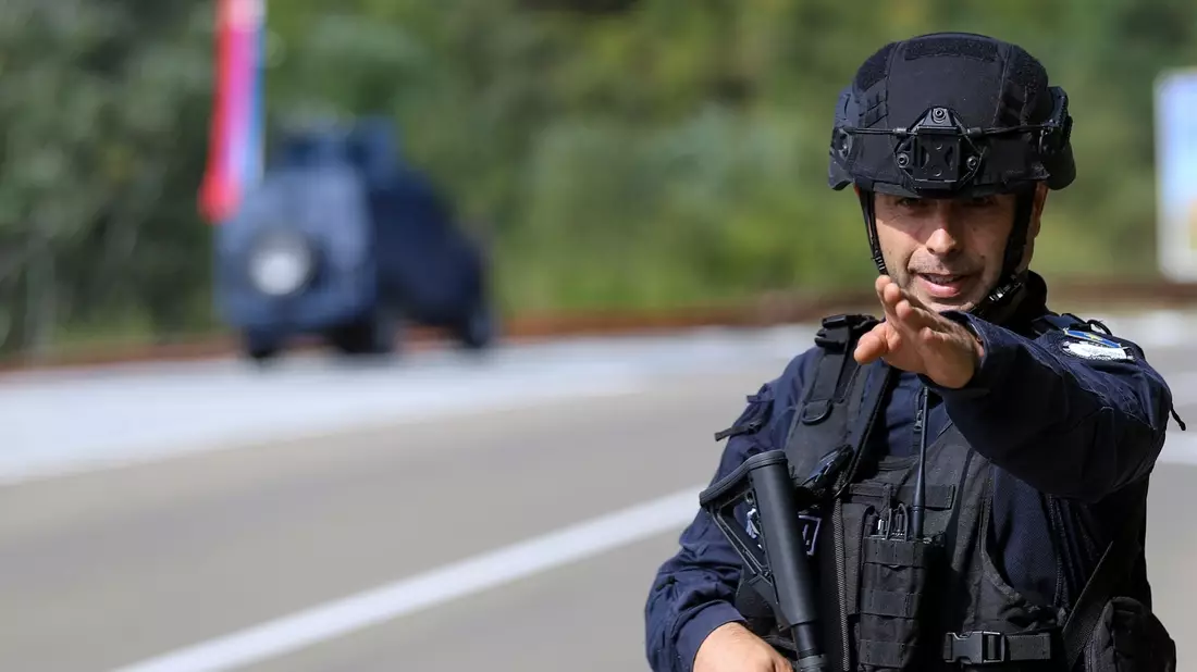 Ein Kosovo-Polizist bewacht eine Straße in der Nähe des Dorfes Banjska. Maskierte Angreifer haben im Norden des Kosovos einen Polizisten erschossen. - Bild: Bojan Slavkovic/AP/dpa