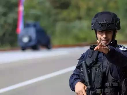 Ein Kosovo-Polizist bewacht eine Straße in der Nähe des Dorfes Banjska. Maskierte Angreifer haben im Norden des Kosovos einen Polizisten erschossen. - Foto: Bojan Slavkovic/AP/dpa
