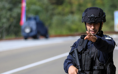 Ein Kosovo-Polizist bewacht eine Straße in der Nähe des Dorfes Banjska. Maskierte Angreifer haben im Norden des Kosovos einen Polizisten erschossen. - Foto: Bojan Slavkovic/AP/dpa