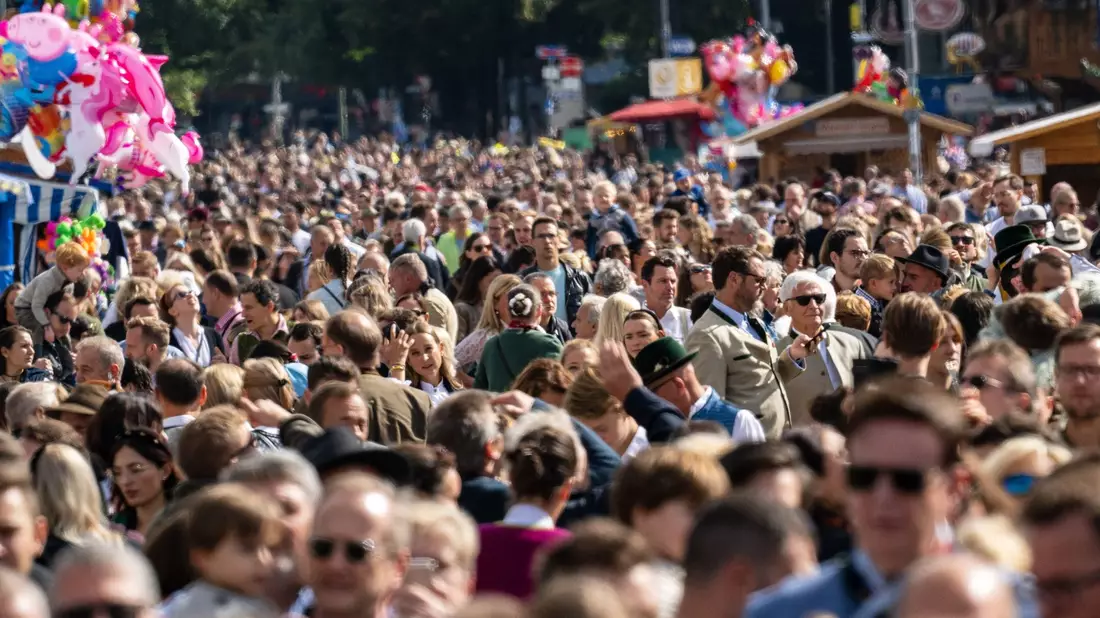 Tausende Menschen drängen sich über das Oktoberfestgelände in München. - Bild: Peter Kneffel/dpa