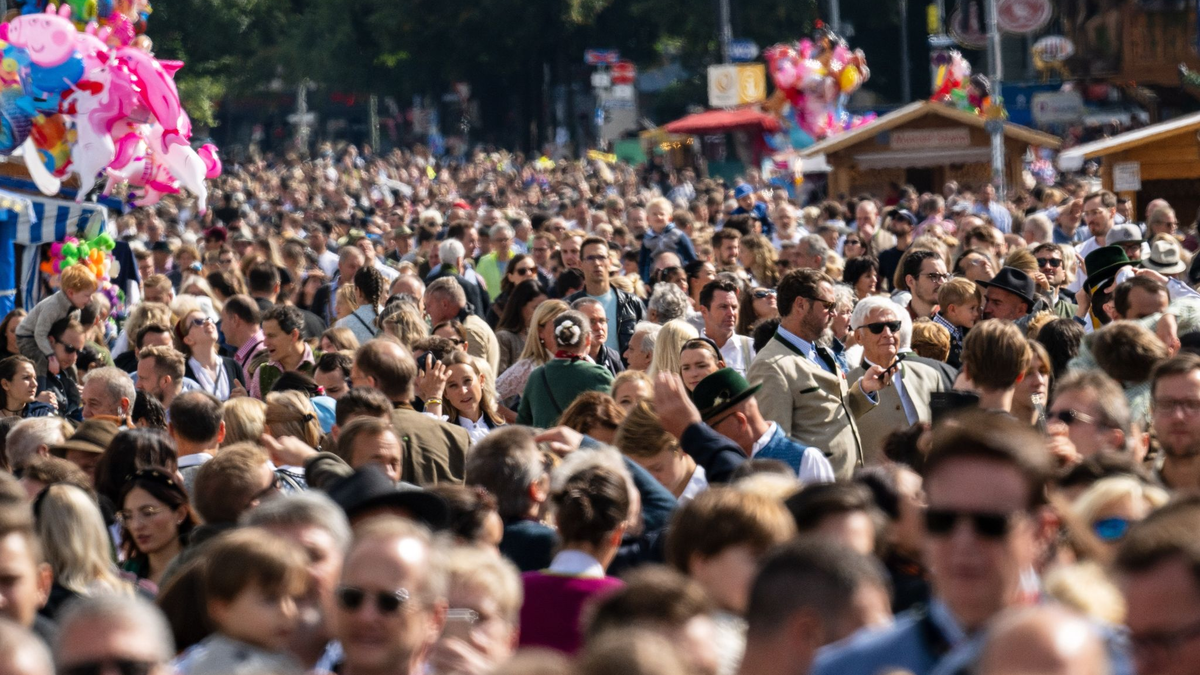 Tausende Menschen drängen sich über das Oktoberfestgelände in München. - Foto: Peter Kneffel/dpa