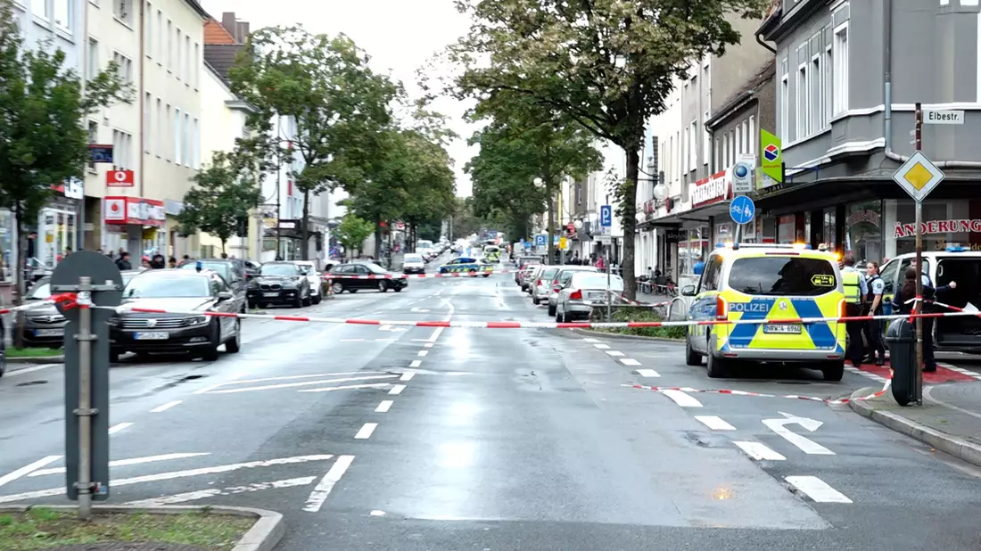 Einsatzkräfte der Polizei sind im Stadtteil König-Ludwig in Recklinghausen im Einsatz. - Bild: Marc Gruber/tv7news.de/dpa
