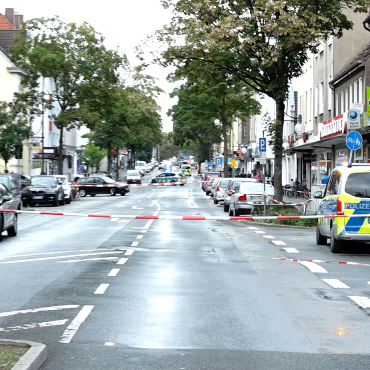 Einsatzkräfte der Polizei sind im Stadtteil König-Ludwig in Recklinghausen im Einsatz. - Foto: Marc Gruber/tv7news.de/dpa