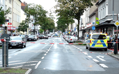 Einsatzkräfte der Polizei sind im Stadtteil König-Ludwig in Recklinghausen im Einsatz. - Foto: Marc Gruber/tv7news.de/dpa