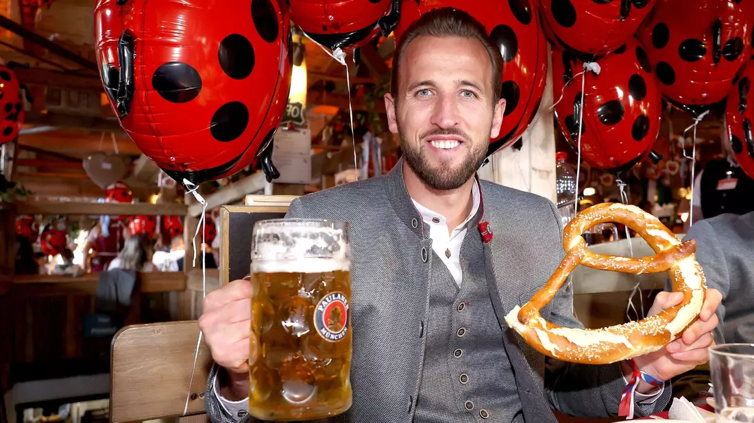 Bayern-Star Harry Kane genießt das Oktoberfest. - Bild: Alexander Hassenstein/Getty Images Europe Pool/dpa