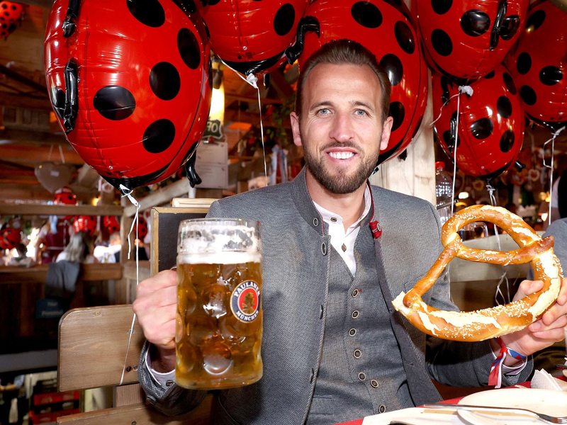 Bayern-Star Harry Kane genießt das Oktoberfest. - Foto: Alexander Hassenstein/Getty Images Europe Pool/dpa
