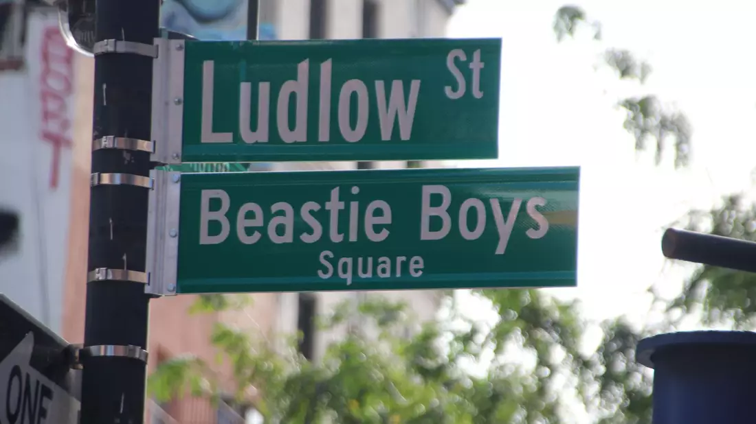 Nach langen Verhandlungen mit der Stadtverwaltung ist eine Straßenkreuzung in New York jetzt nach den Beastie Boys benannt. - Bild: Christina Horsten/dpa