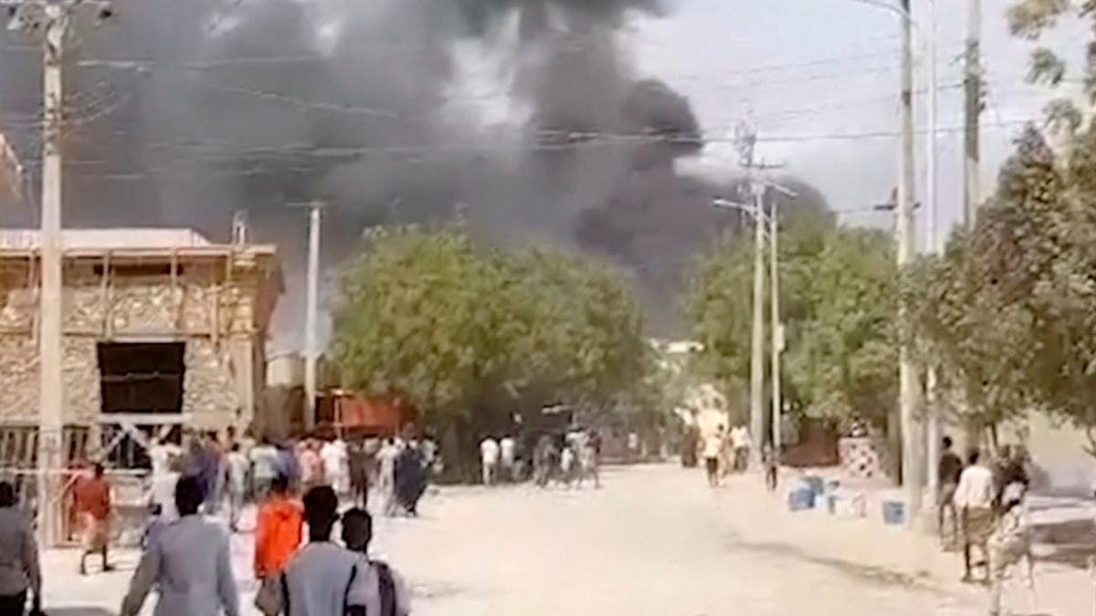 Rauch steigt nach der Explosion über Beledweyne auf (Videostandbild vom 23.09.2023). - Foto: Uncredited/AP