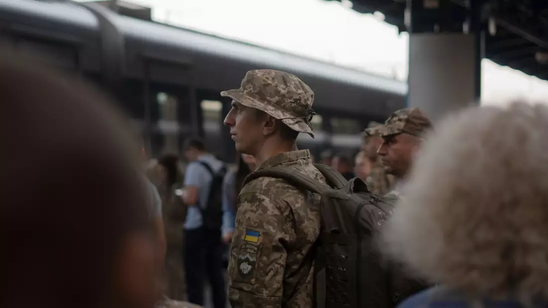 Ein ukrainischer Soldat wartet am Bahnhof in Kiew auf einen Zug in Richtung der Frontgebiete. - Bild: Hanna Arhirova/AP