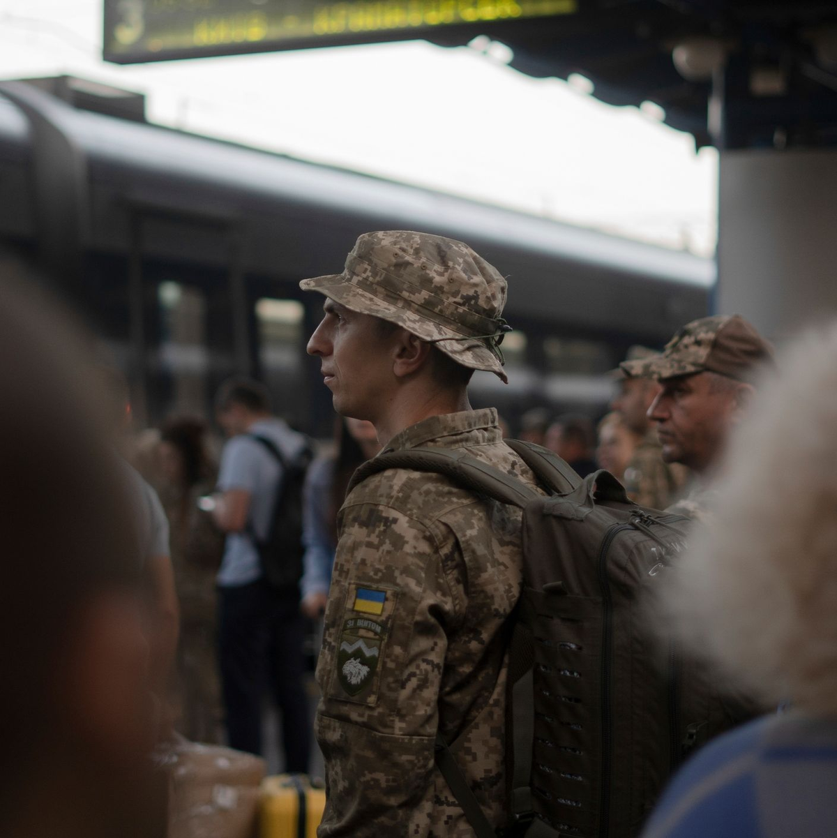 Ein ukrainischer Soldat wartet am Bahnhof in Kiew auf einen Zug in Richtung der Frontgebiete. - Foto: Hanna Arhirova/AP