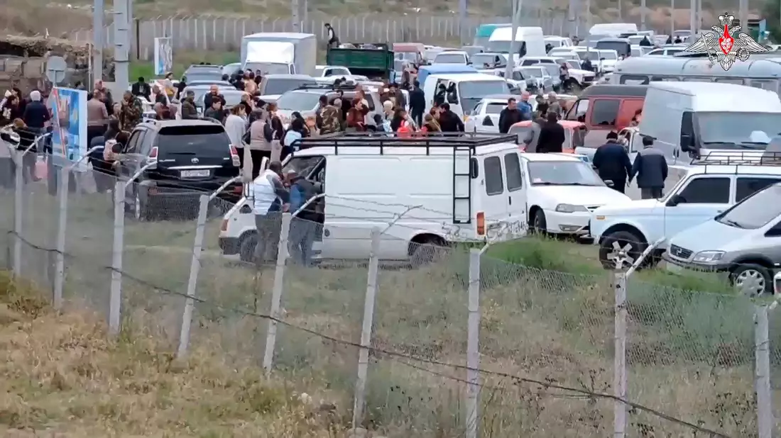 Geflüchtete Menschen versammeln sich in einem von russischen Friedenstruppen errichteten Auffanglager bei Stepanakert in Berg-Karabach (Videostandbild vom 21.09.2023). - Bild: Uncredited/Russian Defense Ministry Press Service/AP