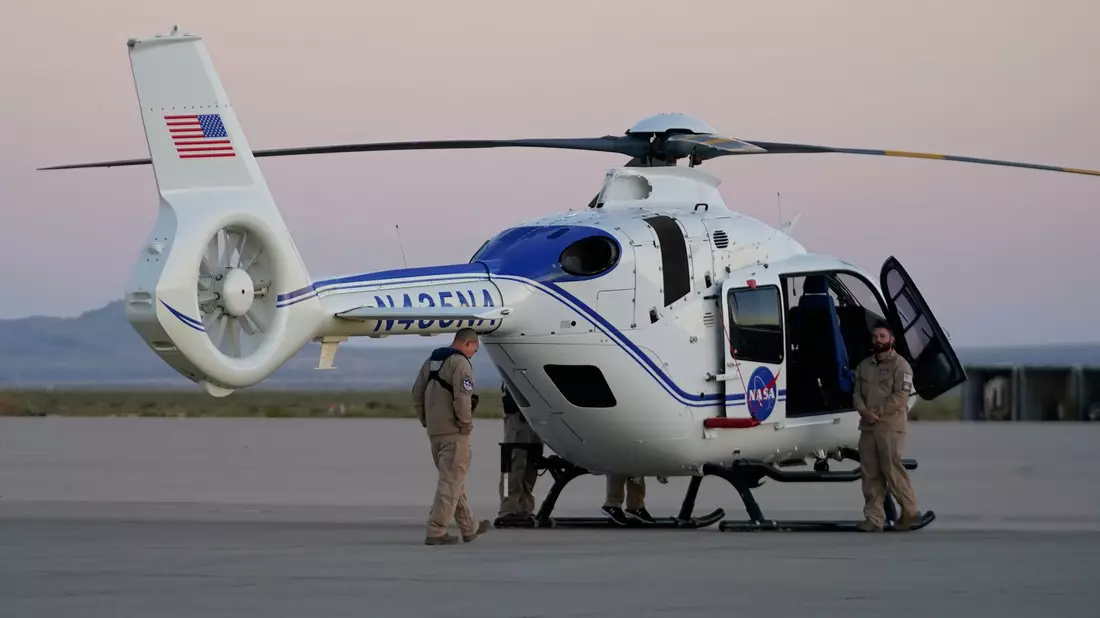 Ein Helikopter-Team der Nasa wartet auf die Ankunft der Raumkapsel. - Bild: Rick Bowmer/AP/dpa