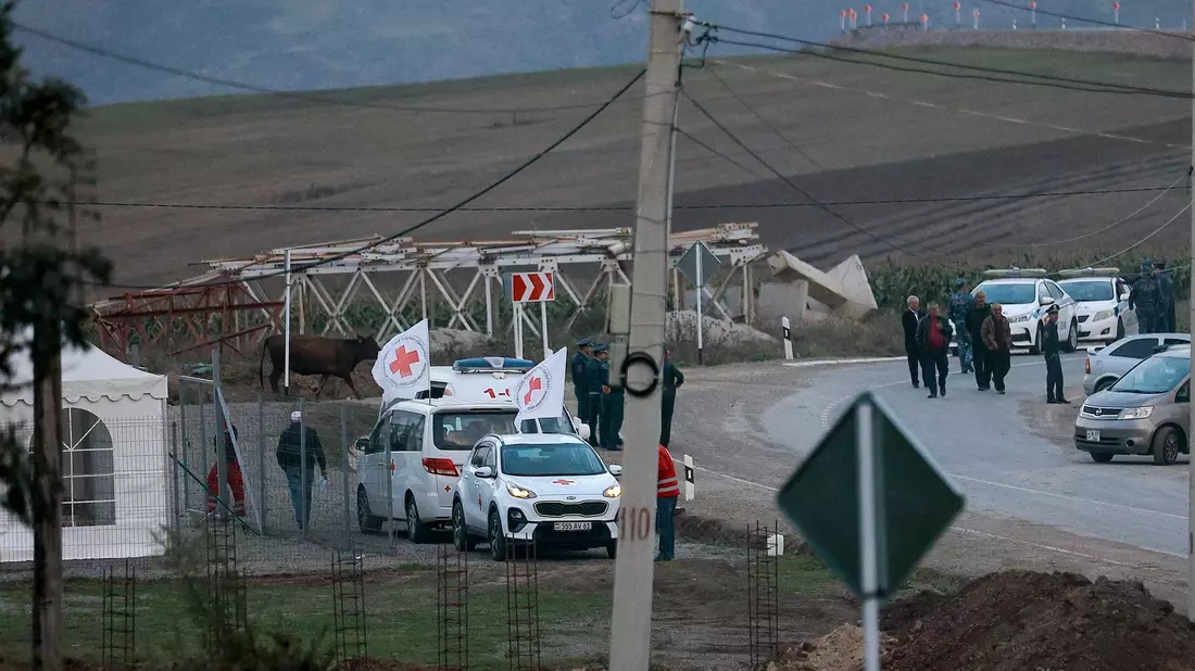 Geflüchtete aus Berg-Karabach warten darauf, vorübergehend in einem Hotel untergebracht zu werden. - Bild: Vasily Krestyaninov/AP/dpa