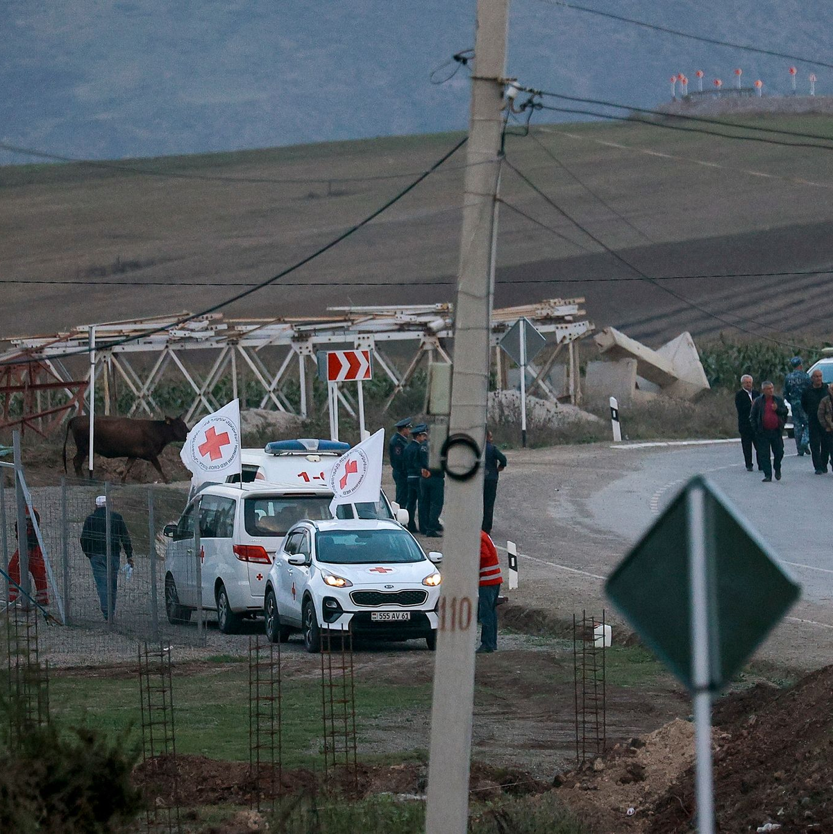 Geflüchtete aus Berg-Karabach warten darauf, vorübergehend in einem Hotel untergebracht zu werden. - Foto: Vasily Krestyaninov/AP/dpa