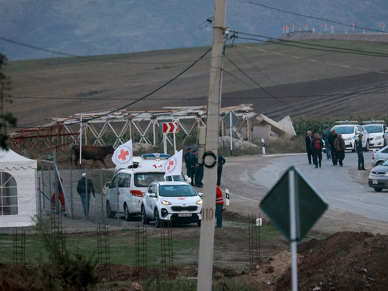 Ethnische Armenier aus Berg-Karabach kommen in Goris an. - Foto: Vasily Krestyaninov/AP/dpa