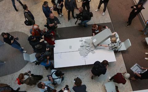 Blick auf die Auszählung in einem Wahllokal in Nordhausen. - Foto: Matthias Bein/dpa