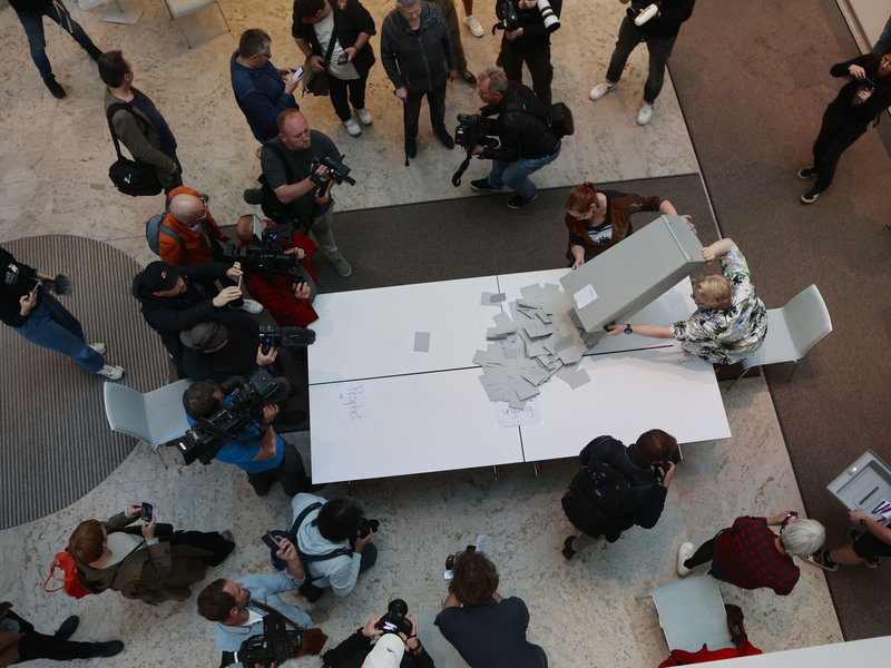 Blick auf die Auszählung in einem Wahllokal in Nordhausen. - Foto: Matthias Bein/dpa