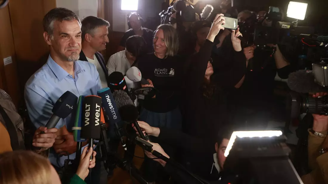 Wahlsieger Kai Buchmann (parteilos) tritt nach der Stimmenauszählung vor die Kameras. - Bild: Matthias Bein/dpa