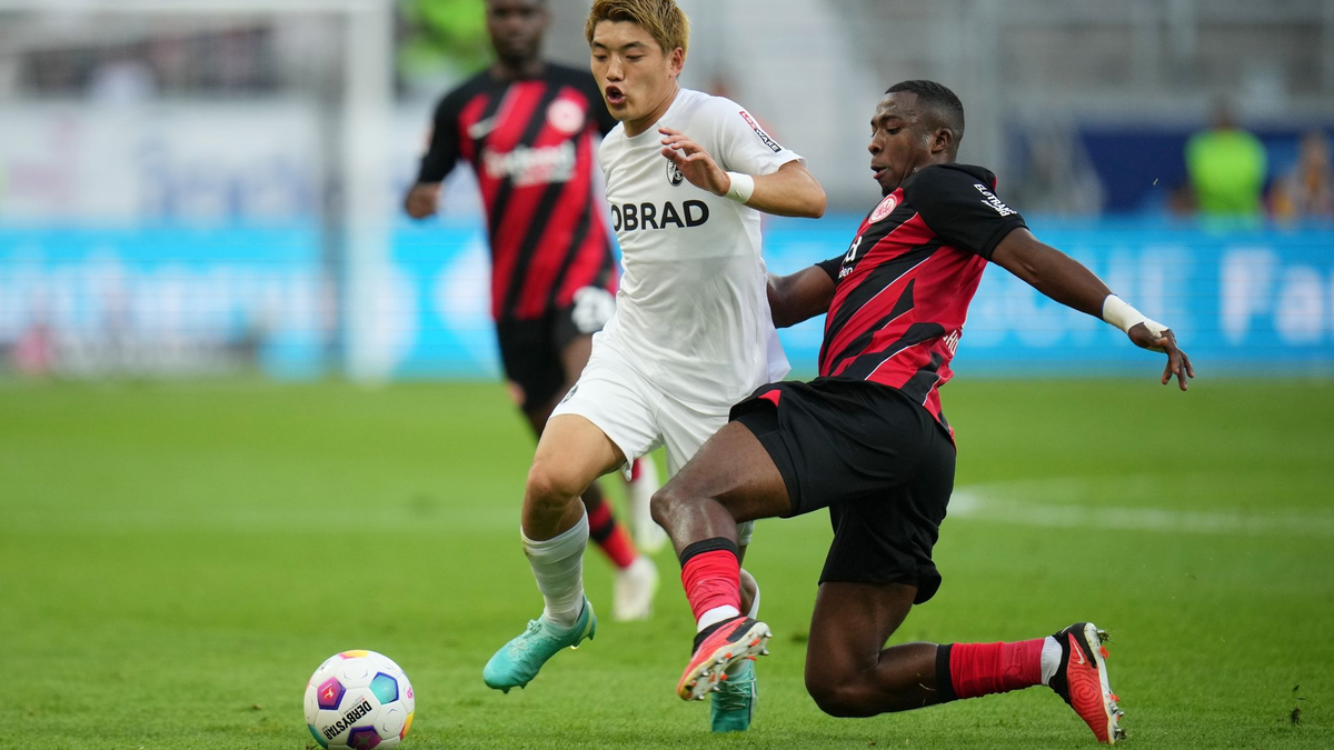 Freiburgs Ritsu Doan (l) und Frankfurts Willian Pacho in einem der vielen Zweikämpfe der Partie. - Foto: Thomas Frey/dpa