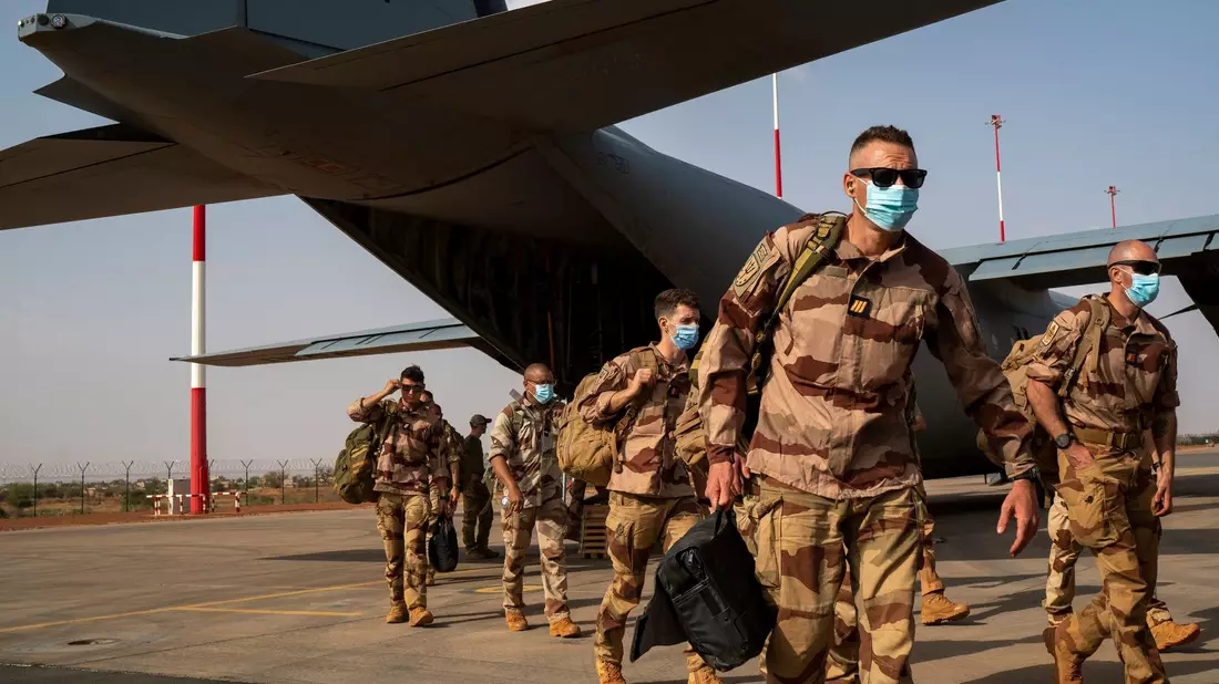Französische Soldaten in Niamey. Frankreichs Präsident Emmanuel Macron hat das Ende der militärischen Zusammenarbeit mit dem Niger verkündet. - Bild: Jerome Delay/AP