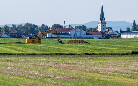 Zwischen Irlbach und Straßkirchen soll die Batteriefabrik entstehen. - Foto: Armin Weigel/dpa
