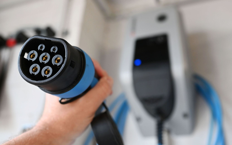 Der Umstieg auf die Elektromobilität spielt eine zentrale Rolle in der Klima-Strategie der Bundesregierung. - Foto: Uli Deck/dpa