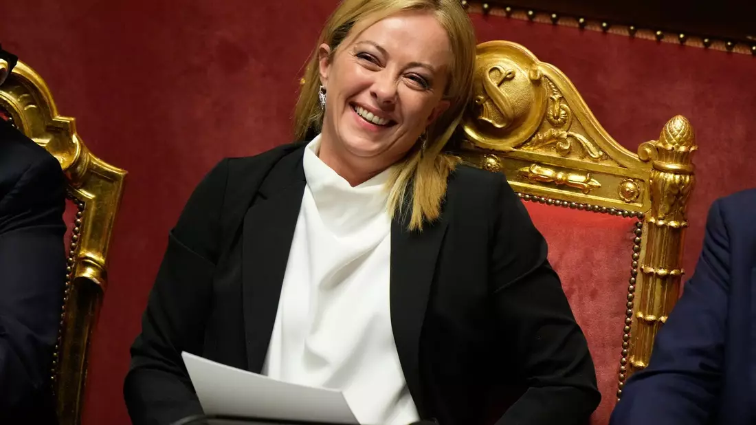 Italiens Ministerpräsidentin Giorgia Meloni ist auch Mutter. - Bild: Andrew Medichini/AP/dpa