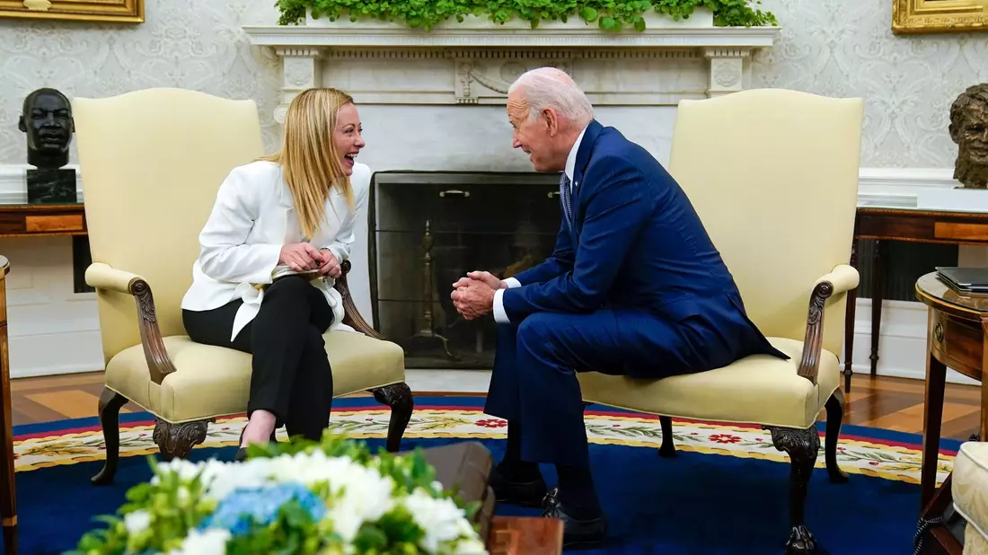 Us-Präsident Joe Biden und Giorgia Meloni: In der Außenpolitik verfolgt Meloni einen sehr pragmatischen Kurs. - Bild: Evan Vucci/AP