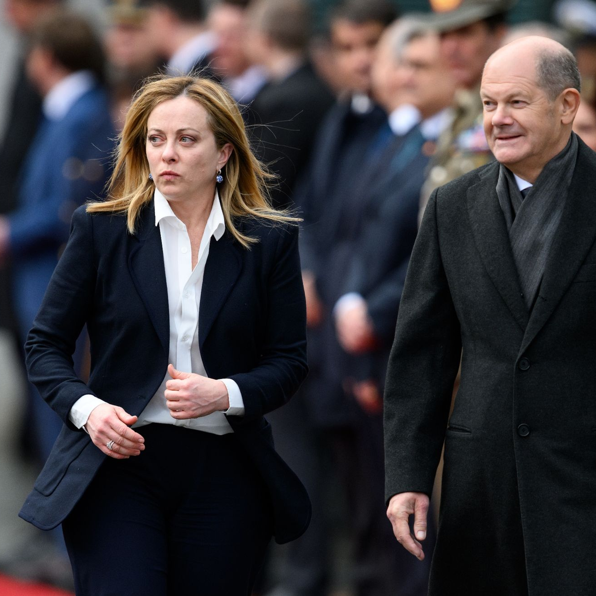 Bundeskanzler Olaf Scholz (r, SPD) begrüßt Giorgia Meloni: Im Ausland waren die Sorgen groß, dass Italien weit nach rechts rücken könnte. - Foto: Bernd von Jutrczenka/dpa