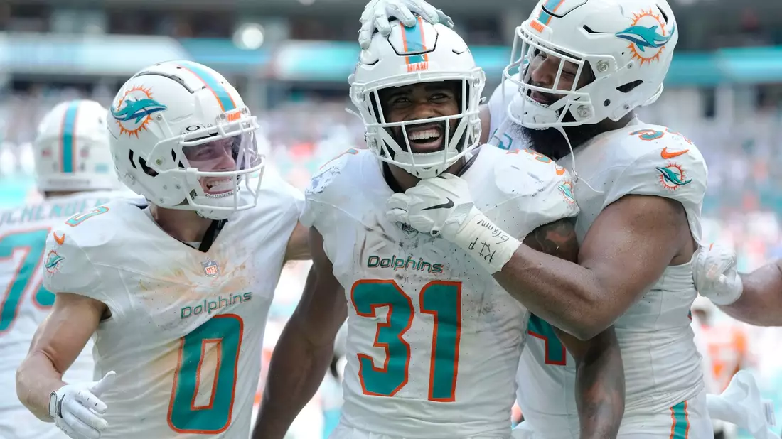 Raheem Mostert (M) jubelt mit seinen Teamkollegen Braxton Berrios (l) und Christian Wilkins (r) über seinen Touchdown. - Bild: Rebecca Blackwell/AP/dpa