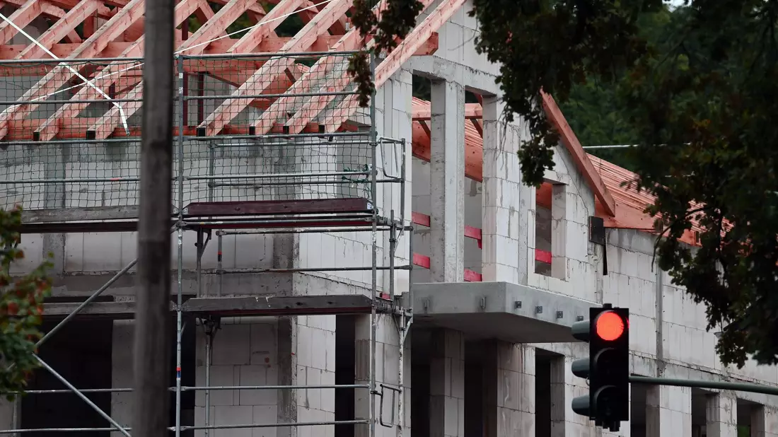 Für dieses Jahr geht die Baubranche von 230.000 bis 250.000 neuen Wohnungen aus. Die Ampel hatte sich allerdings 400.000 neue Wohnungen pro Jahr als Ziel vorgenommen. - Bild: Carla Benkö/dpa