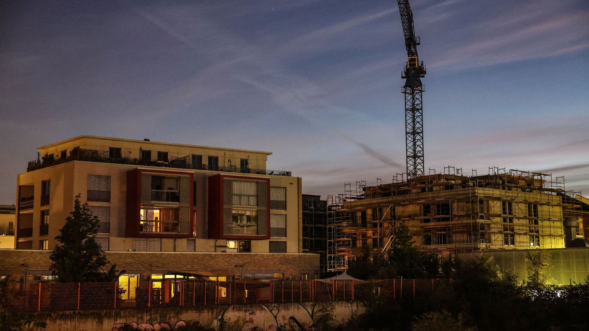 Im Juli verbuchte das Bauhauptgewerbe sowohl zum Vormonat (plus 9,6 Prozent) als auch zum Vorjahresmonat (plus 1,5 Prozent) real mehr Aufträge. - Foto: Oliver Berg/dpa