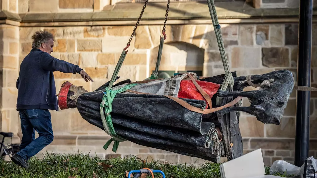 Die Skulptur des Essener Kardinals Franz Hengsbach bei der Demontage. - Bild: Christoph Reichwein/dpa