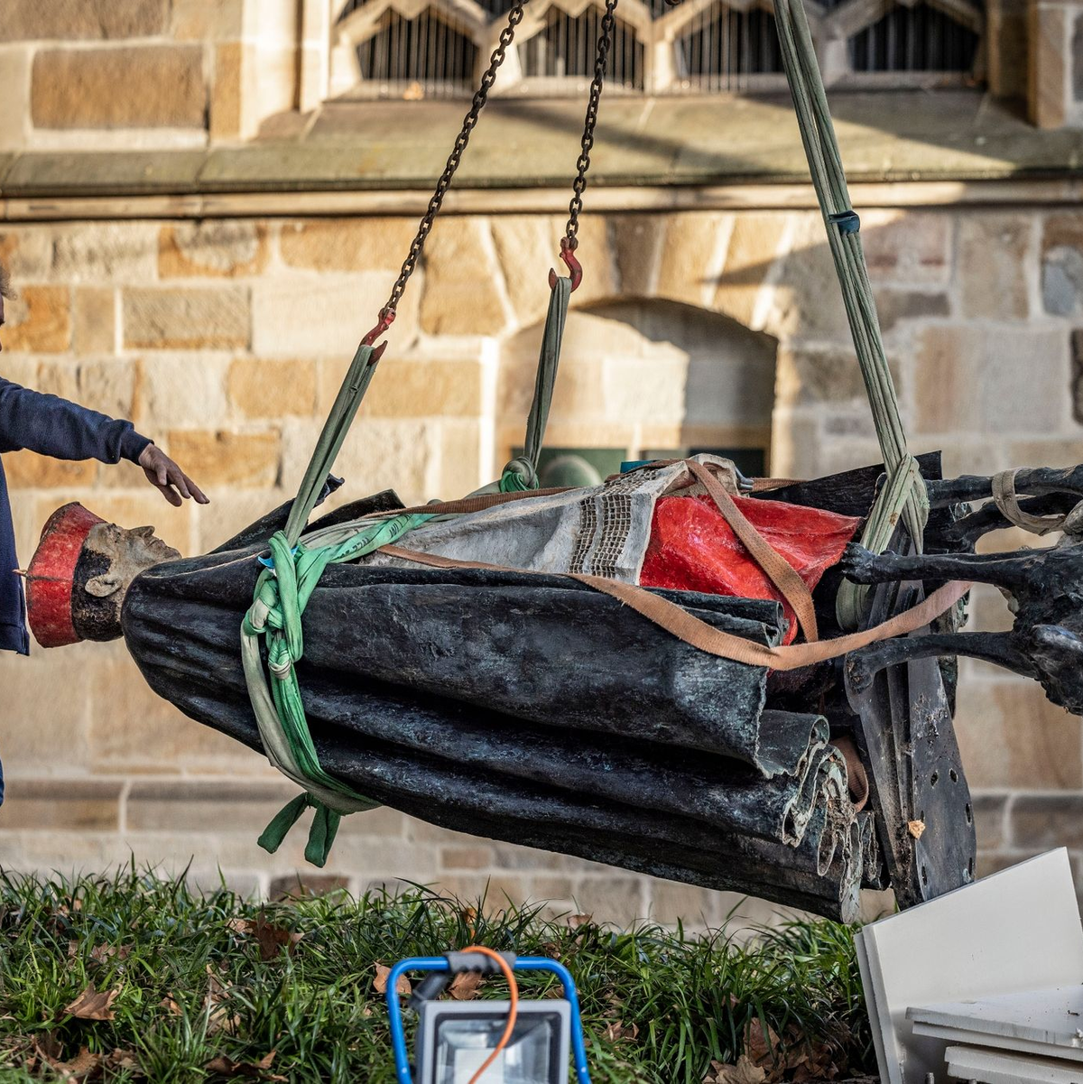 Die Skulptur des Essener Kardinals Franz Hengsbach bei der Demontage. - Foto: Christoph Reichwein/dpa