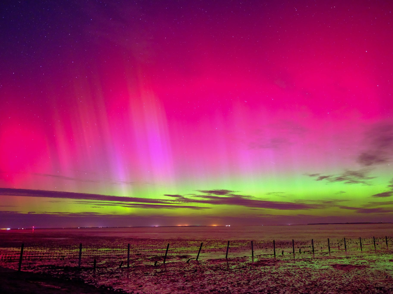 Insbesondere im ländlichen Raum konnten die Lichter gut beobachtet werden, wie hier in Schillig in Niedersachsen. - Foto: Markus Hibbeler/dpa